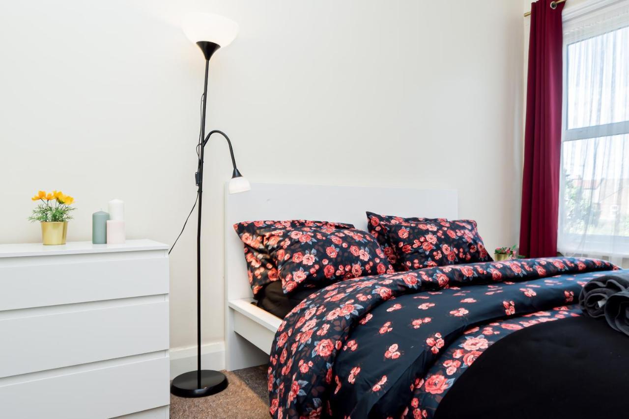 Guest house Shirley House: Self-catering Haven Near