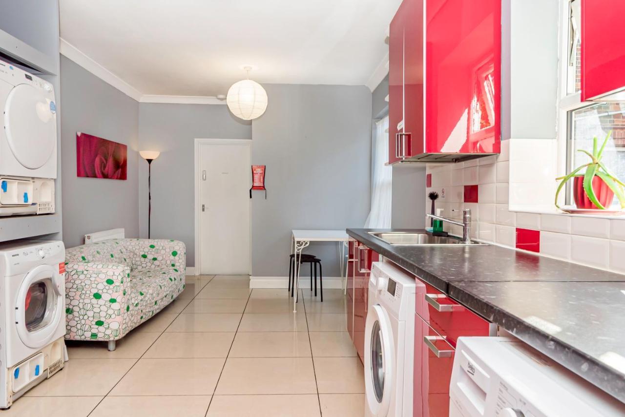 Gasthof Shirley House 1, Guest House, Self Catering, Self Check In With Smart Locks, Use Of Fully Equipped Kitchen, Walking Distance To Central, Excellent Transport Links, Ideal For Longer