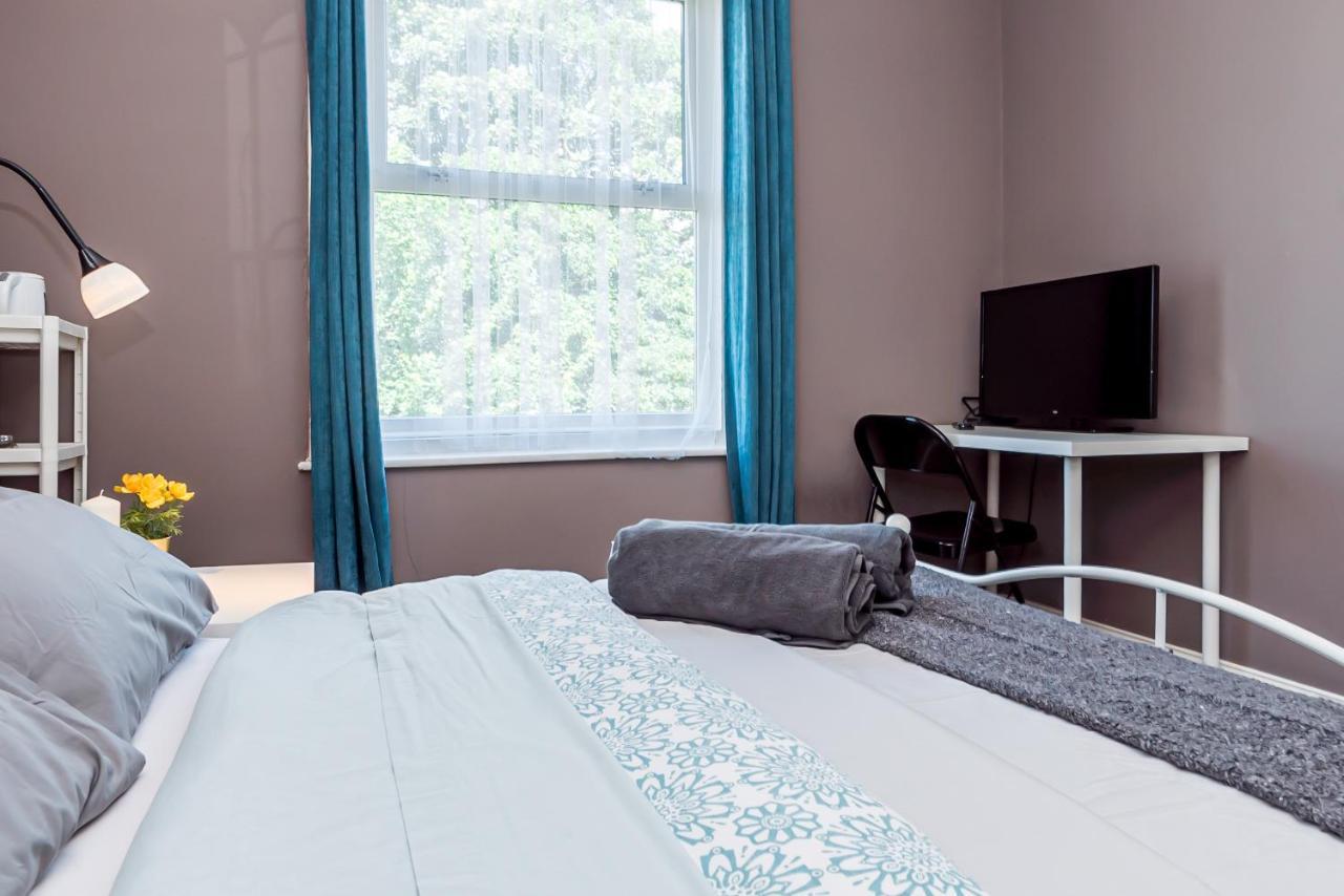 Pensión Shirley House 1, Guest House, Self Catering, Self Check In With Smart Locks, Use Of Fully Equipped Kitchen, Walking Distance To Central, Excellent Transport Links, Ideal For Longer 3*