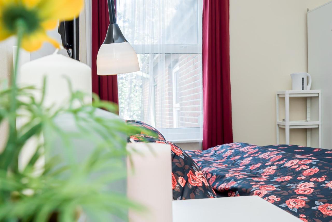 Pensión Shirley House 1, Guest House, Self Catering, Self Check In With Smart Locks, Use Of Fully Equipped Kitchen, Walking Distance To Central, Excellent Transport Links, Ideal For Longer 3*