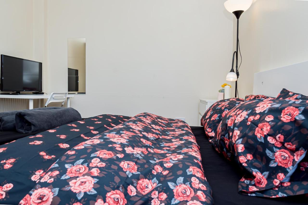 Pensión Shirley House 1, Guest House, Self Catering, Self Check In With Smart Locks, Use Of Fully Equipped Kitchen, Walking Distance To Central, Excellent Transport Links, Ideal For Longer