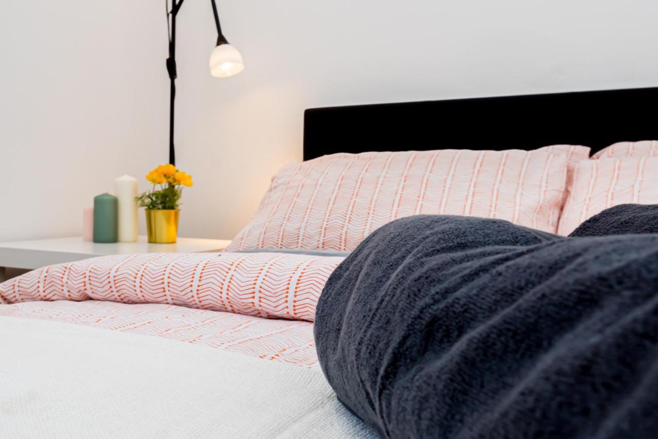 Pensión Shirley House 1, Guest House, Self Catering, Self Check In With Smart Locks, Use Of Fully Equipped Kitchen, Walking Distance To Central, Excellent Transport Links, Ideal For Longer