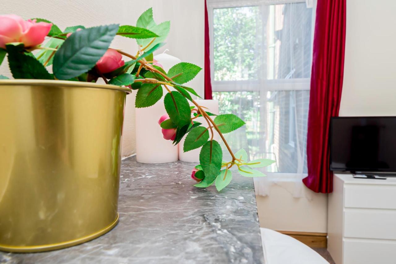 Shirley House 1, Guest House, Self Catering, Self Check In With Smart Locks, Use Of Fully Equipped Kitchen, Walking Distance To Central, Excellent Transport Links, Ideal For Longer 3*