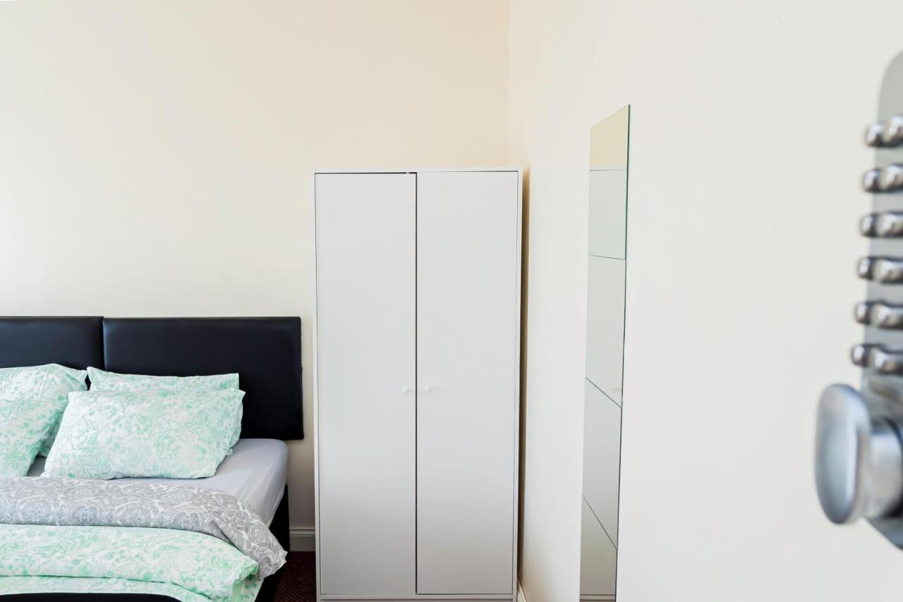 Shirley House 1, Guest House, Self Catering, Self Check In With Smart Locks, Use Of Fully Equipped Kitchen, Walking Distance To Central, Excellent Transport Links, Ideal For Longer