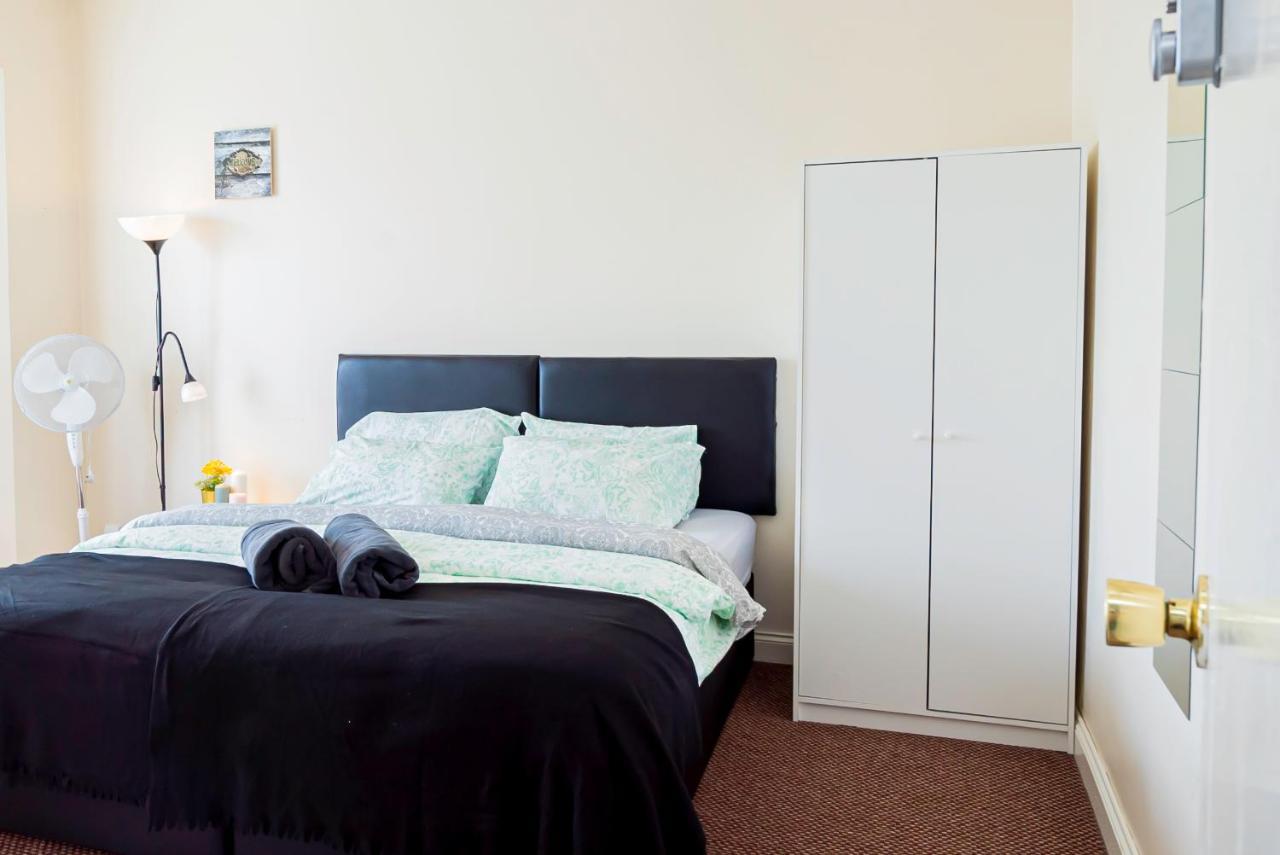 Pensión Shirley House 1, Guest House, Self Catering, Self Check In With Smart Locks, Use Of Fully Equipped Kitchen, Walking Distance To Central, Excellent Transport Links, Ideal For Longer 3*