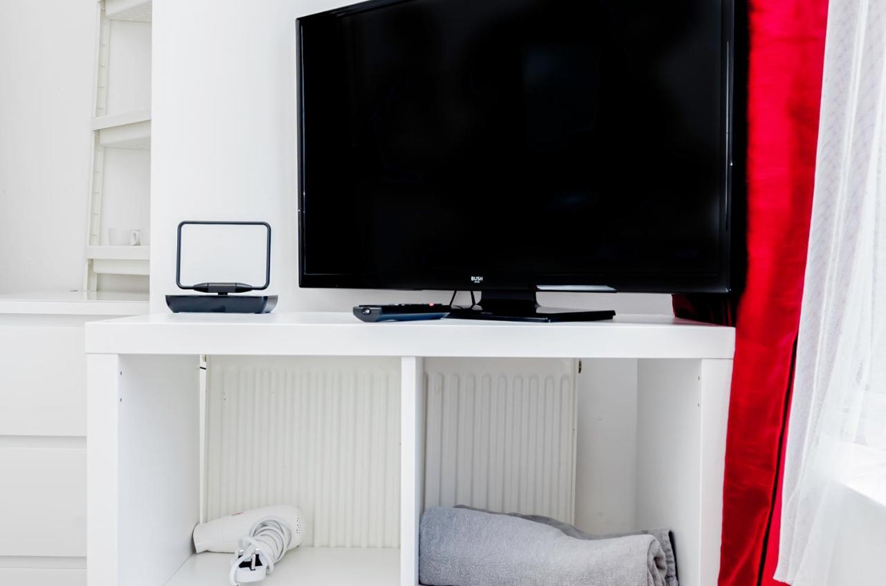 Pensión Shirley House 1, Guest House, Self Catering, Self Check In With Smart Locks, Use Of Fully Equipped Kitchen, Walking Distance To Central, Excellent Transport Links, Ideal For Longer 3*