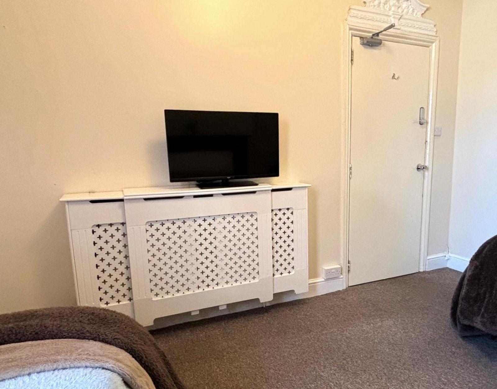 Pensión Shirley House 1, Guest House, Self Catering, Self Check In With Smart Locks, Use Of Fully Equipped Kitchen, Walking Distance To Central, Excellent Transport Links, Ideal For Longer Southampton